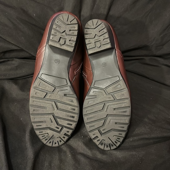 Wide brown boots.  Slightly worn - Picture 6 of 8